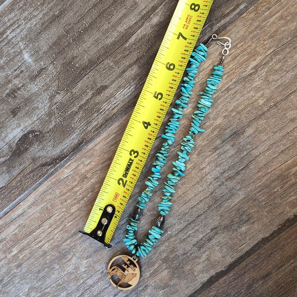 Vintage Turquoise Chip Bead Circular Wooden Howling Wolf Pendant Neckalce - Picture 7 of 8